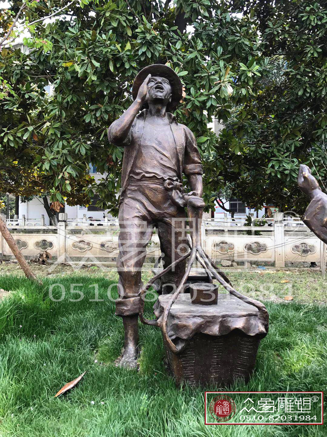 挑擔老人(高1800mm,厚度4-5mm)_副本.jpg 鑄銅人物雕塑挑擔老人.jpg